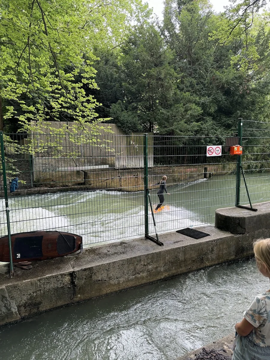 Eisbachwelle – Dianabadschwelle in München, Bayern