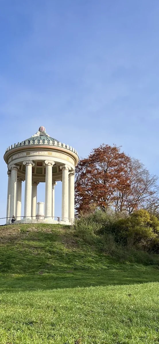 Eisbachwelle – Monopteros im Englischen Garten in München, Bayern