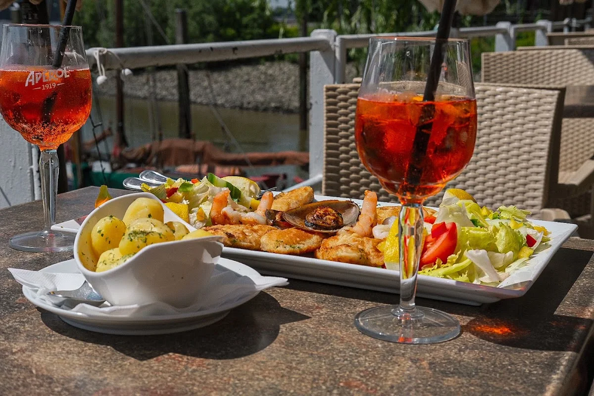 Beach Elbterrassen – Essen und Trinken in Hamburg