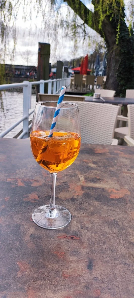 Beach Elbterrassen – Aperol Spritz in Hamburg