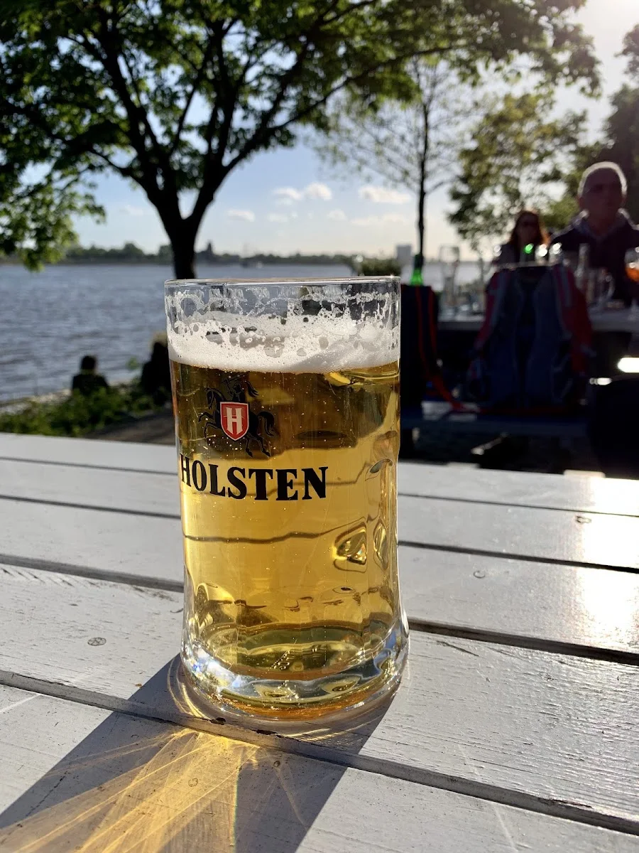 Beach Elbterrassen – Bier in Hamburg
