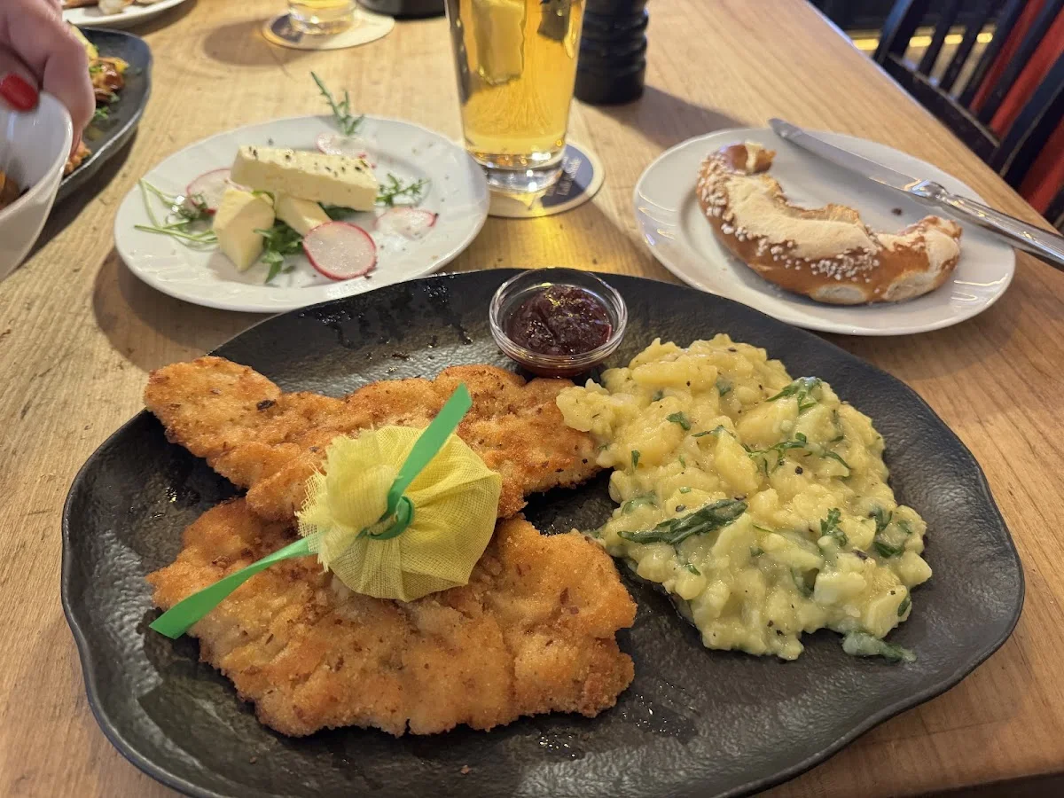 Andechser am Dom - die himmlische Wirtschaft – Wiener Schnitzel in München, Bayern