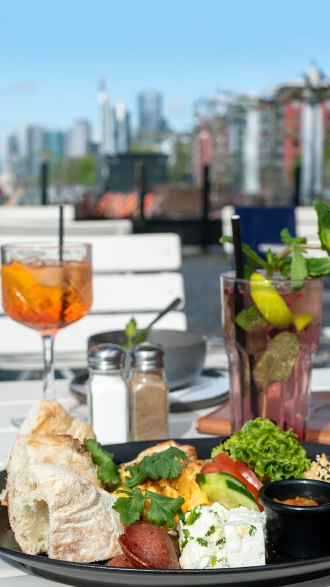 OOSTEN – Realwirtschaft am Main – Essen und Trinken in Frankfurt am Main, Hessen