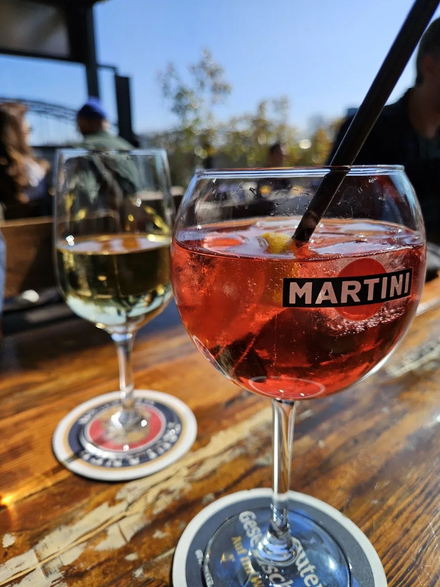 OOSTEN – Realwirtschaft am Main – Aperol Spritz in Frankfurt am Main, Hessen