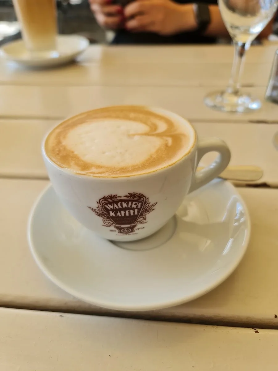 OOSTEN – Realwirtschaft am Main – Cappuccino in Frankfurt am Main, Hessen