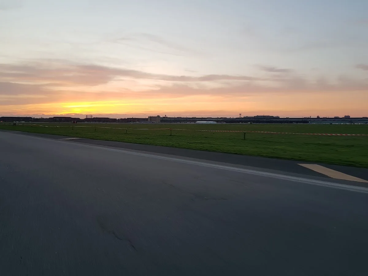Tempelhofer Feld – Sonnenuntergang in Berlin