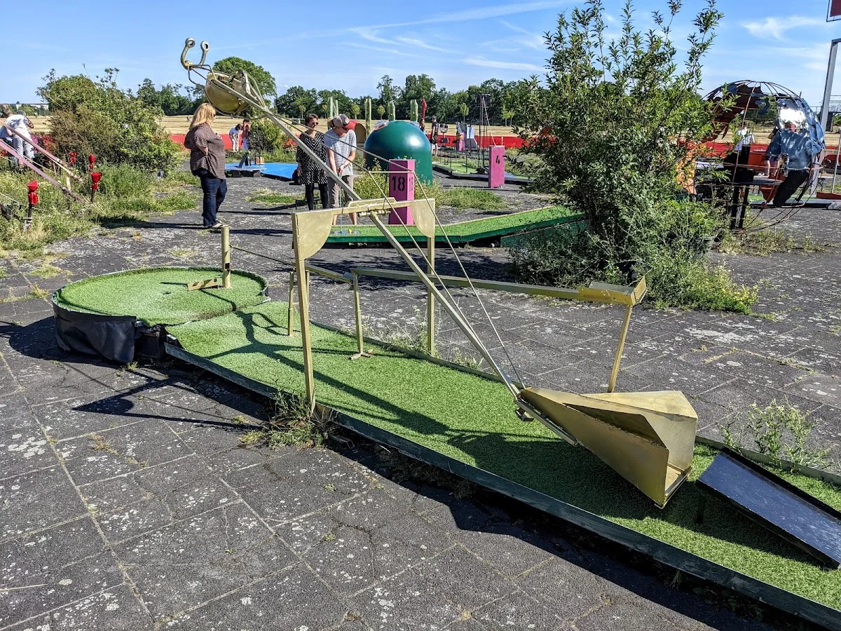 Tempelhofer Feld – Nuture Mini ART Golf Berlin in Berlin
