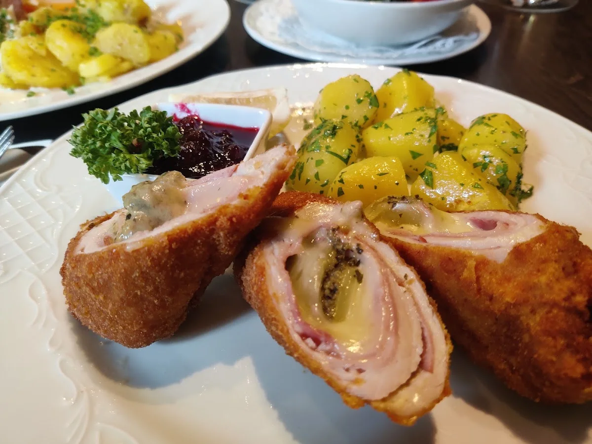 ÖEINS im Stemmerhof – Schnitzel Cordon bleu in München, Bayern