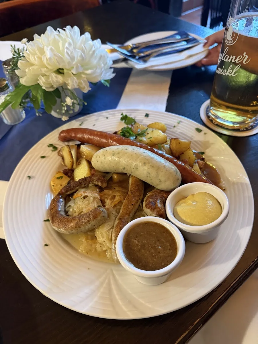 Paulaner im Spreebogen – Bratwurst in Berlin