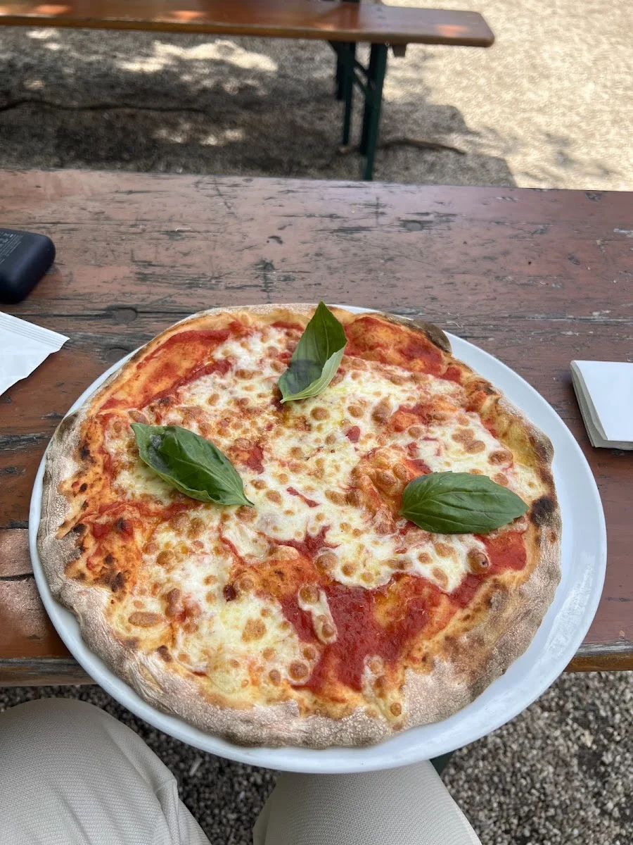 Restaurant & Biergarten Schoenbrunn – Pizza in Berlin