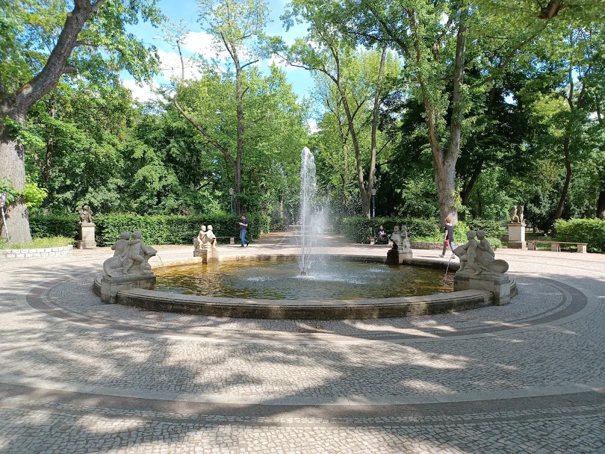 Restaurant & Biergarten Schoenbrunn – Delphinbrunnen in Berlin