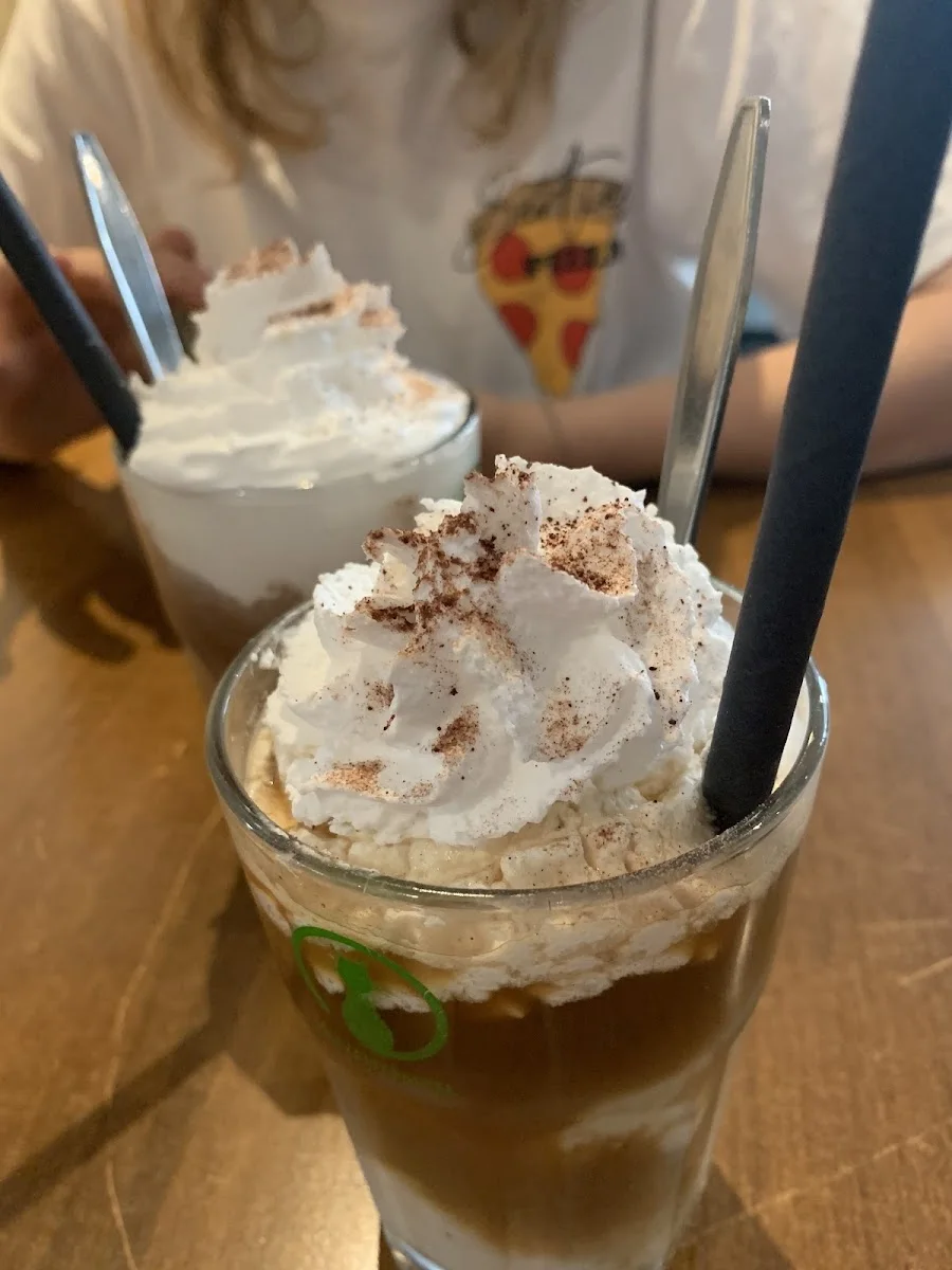 Katzentempel München – Eiskaffee in München, Bayern