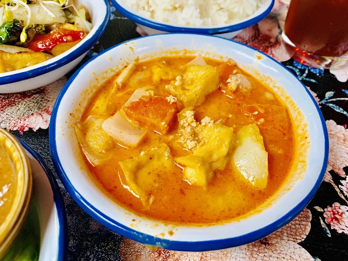 li.ke : serious||thai||vegan – Kaeng Masaman in Berlin