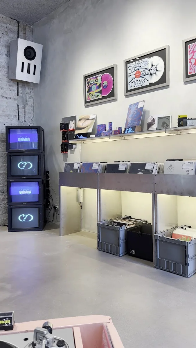 SEVEN Community Record Store – Videolar in Berlin
