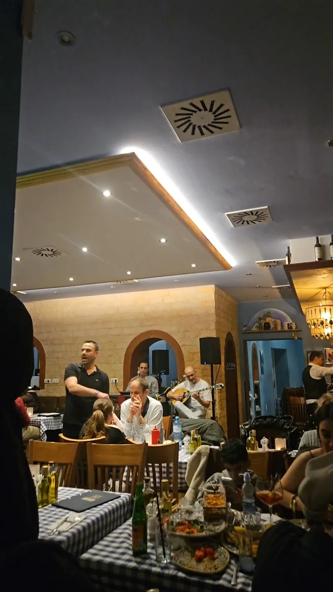 Ach Niko Ach – Atmosphäre in Berlin