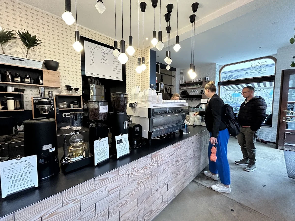 Man versus Machine Coffee Roasters & Ceremonial Grade Matcha – Atmosphäre in München, Bayern