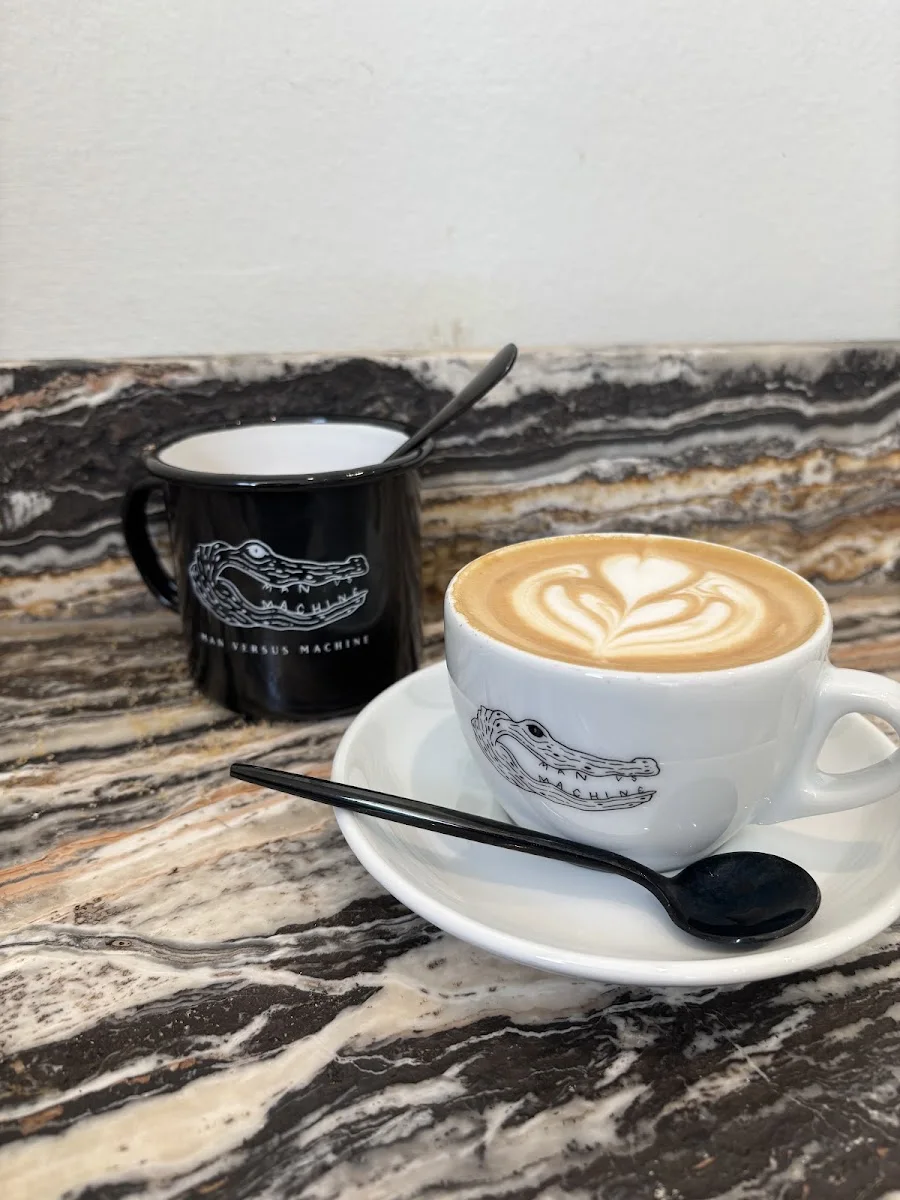 Man versus Machine Coffee Roasters & Ceremonial Grade Matcha – Cappuccino in München, Bayern