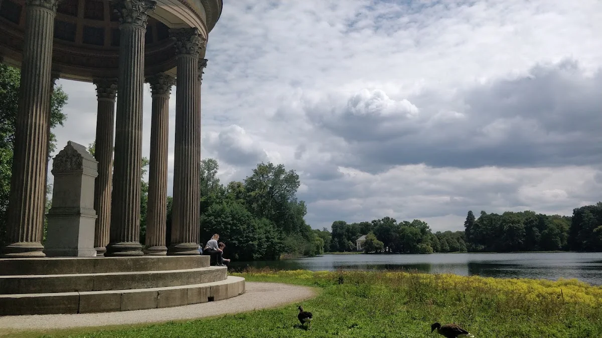 Schloss Nymphenburg – Apollotempel in Nymphenburg in München, Bayern