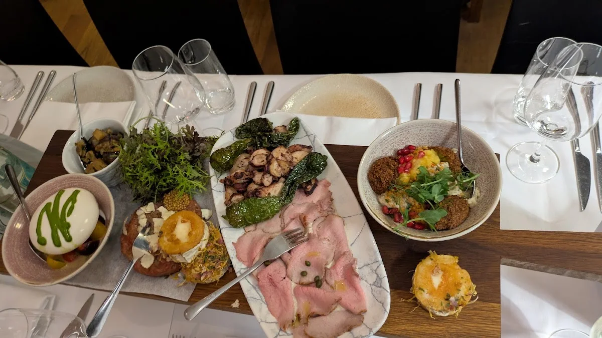 Ella - Restaurant & Café am Königsplatz – Essen und Trinken in München, Bayern