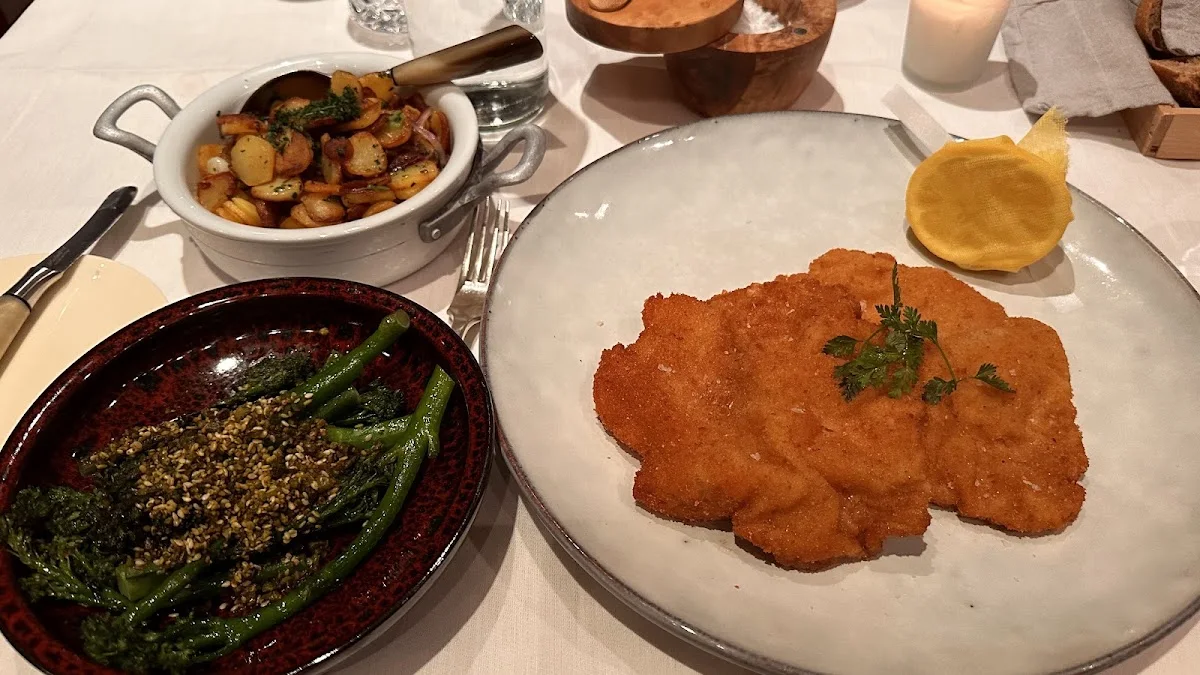 Restaurant Käfer-Schänke – Wiener Schnitzel in München, Bayern