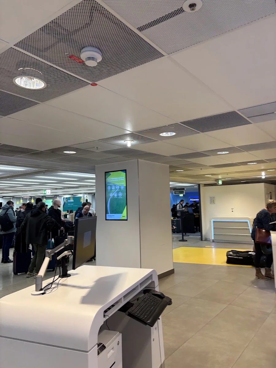Hertz Autovermietung Frankfurt am Main Flughafen – Innenansichten in Frankfurt am Main, Hessen