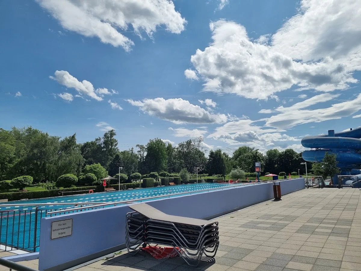 ERGOMAR Ergolding Badewelt & Sauna - Öffnungszeiten hier Badewelt - Sauna/Freibad siehe Homepage – Schwimmbecken in Ergolding, Bayern