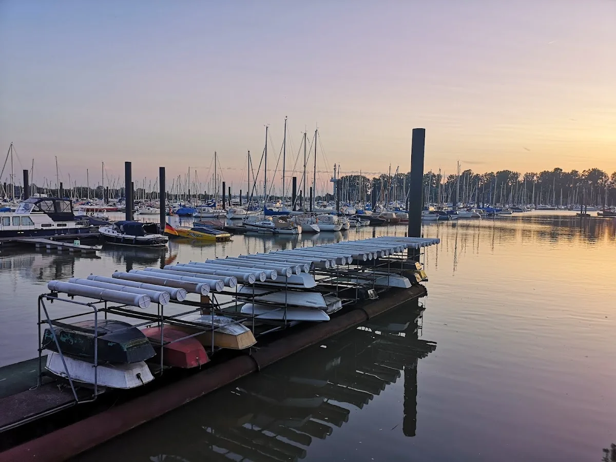 Hamburger Yachthafen-Gemeinschaft e.V. – Sonnenuntergang in Wedel, Schleswig-Holstein