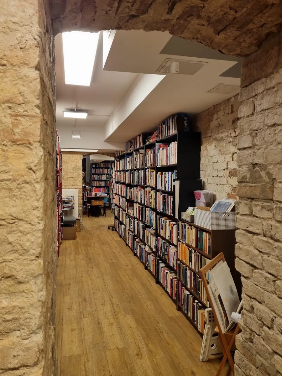 Curious Fox – Kitaplık in Berlin