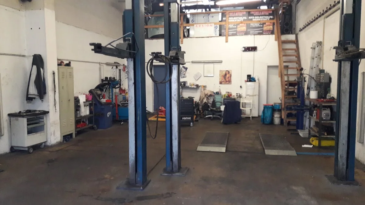 Autoklinik © - Karosserie u. Fahrzeuglackierei Berlin – Innenansichten in Berlin
