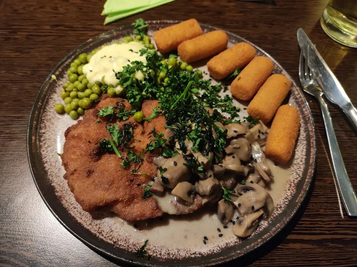 Schnitzel mit Rahmchampignons, Erbsen und Kroketten