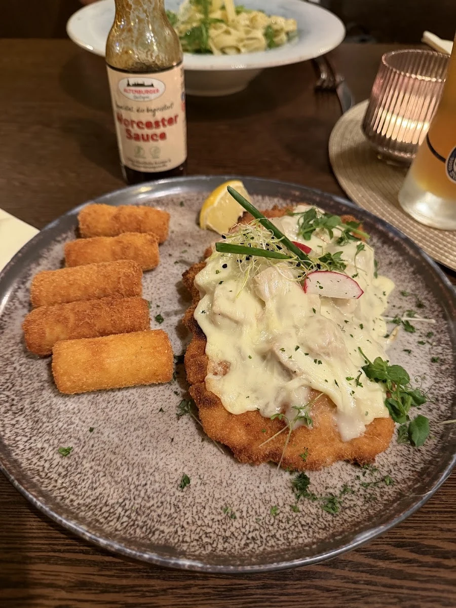 Schnitzel au four mit Kroketten