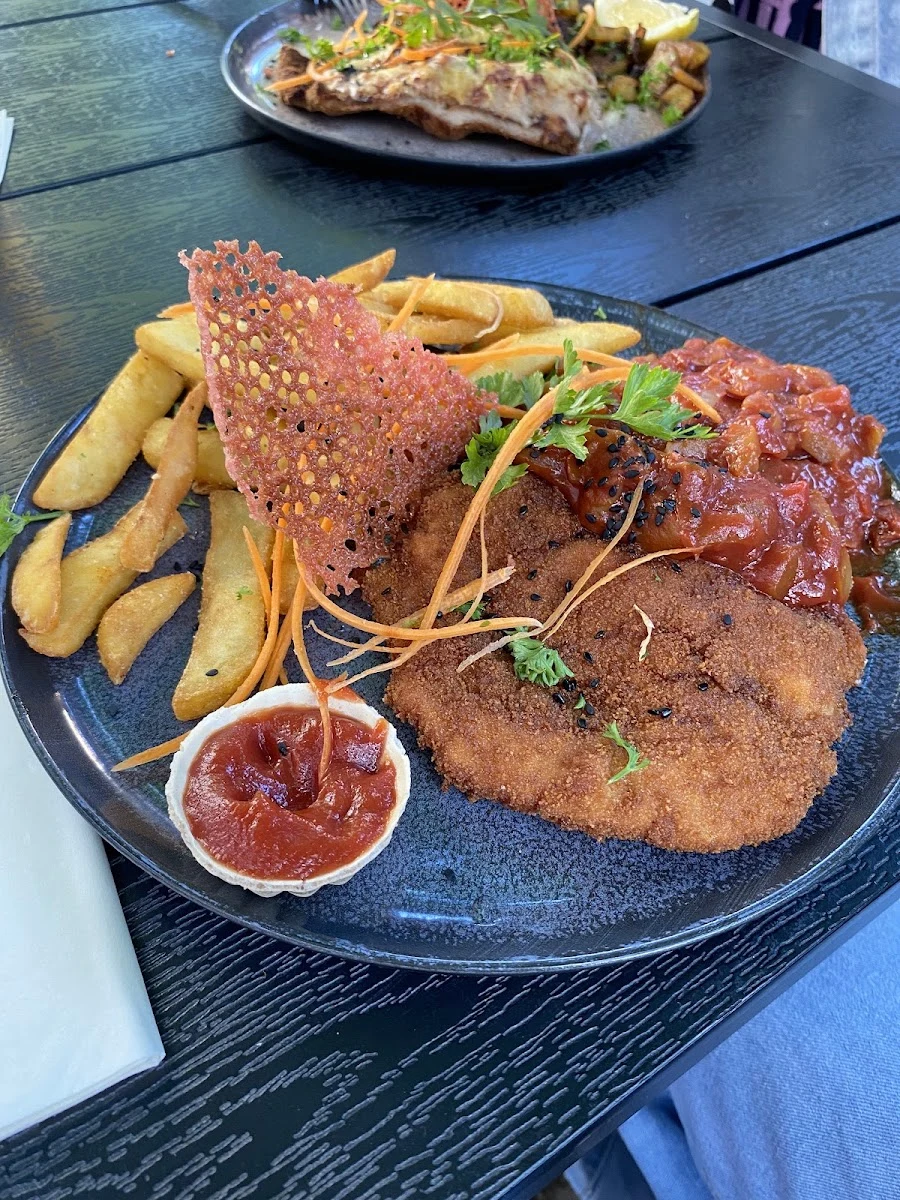 Schnitzel mit Letscho und Pommes