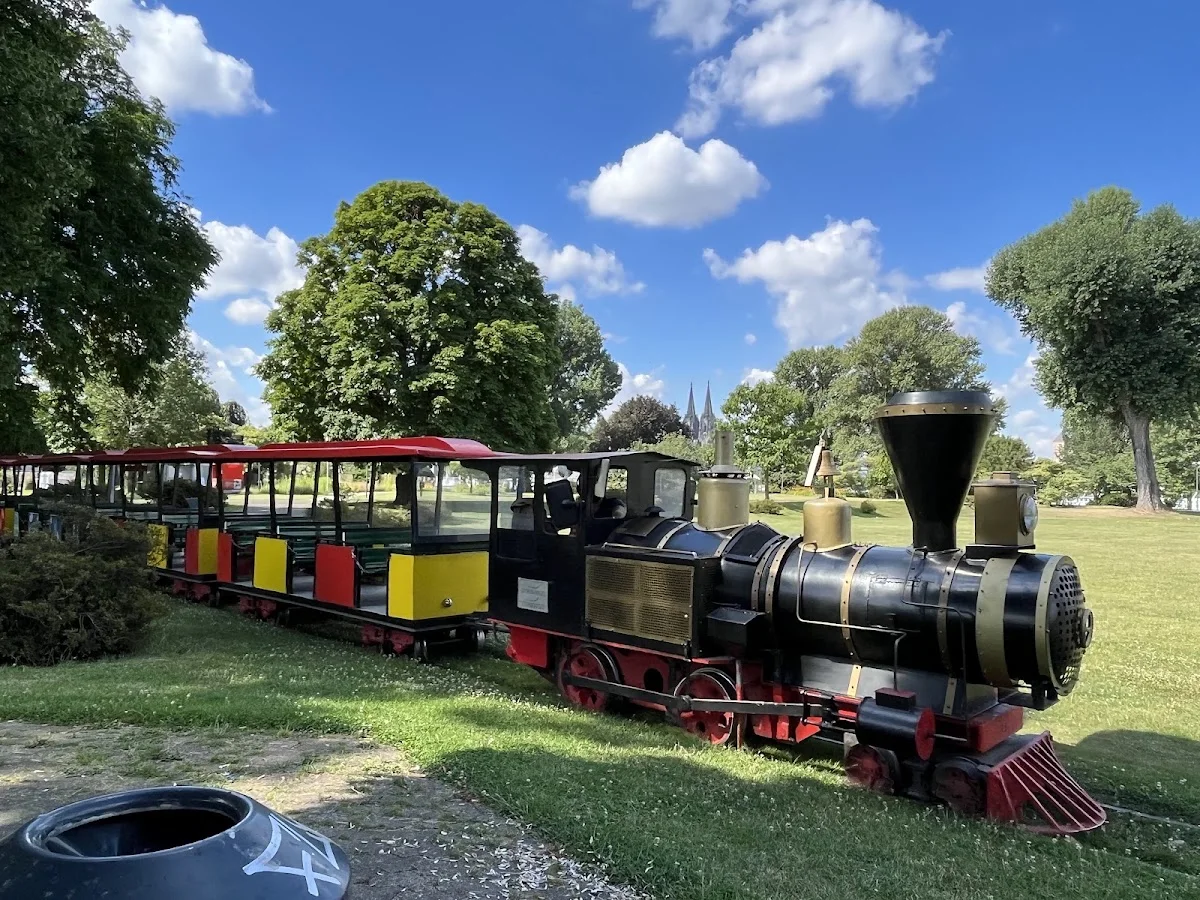 Rheinpark – Kleinbahn im in Köln, Nordrhein-Westfalen