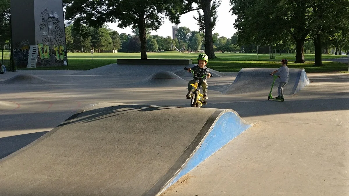 Rheinpark – Skatepark unter der Zoobrücke in Köln, Nordrhein-Westfalen