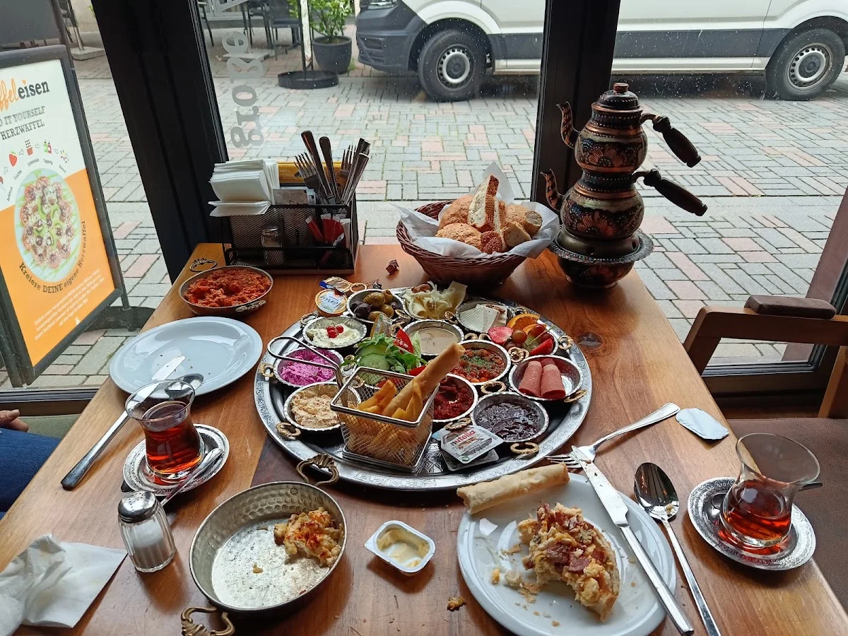 Waffeleisen-Frühstücks-Erlebnis – Essen und Trinken in Goslar, Niedersachsen