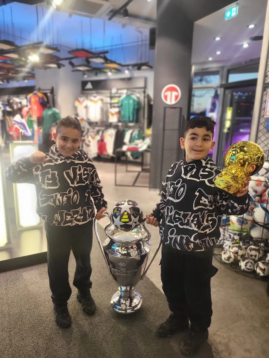 11teamsports Flagship Store Berlin – Besucherfoto: Ayhan Aytac in Berlin
