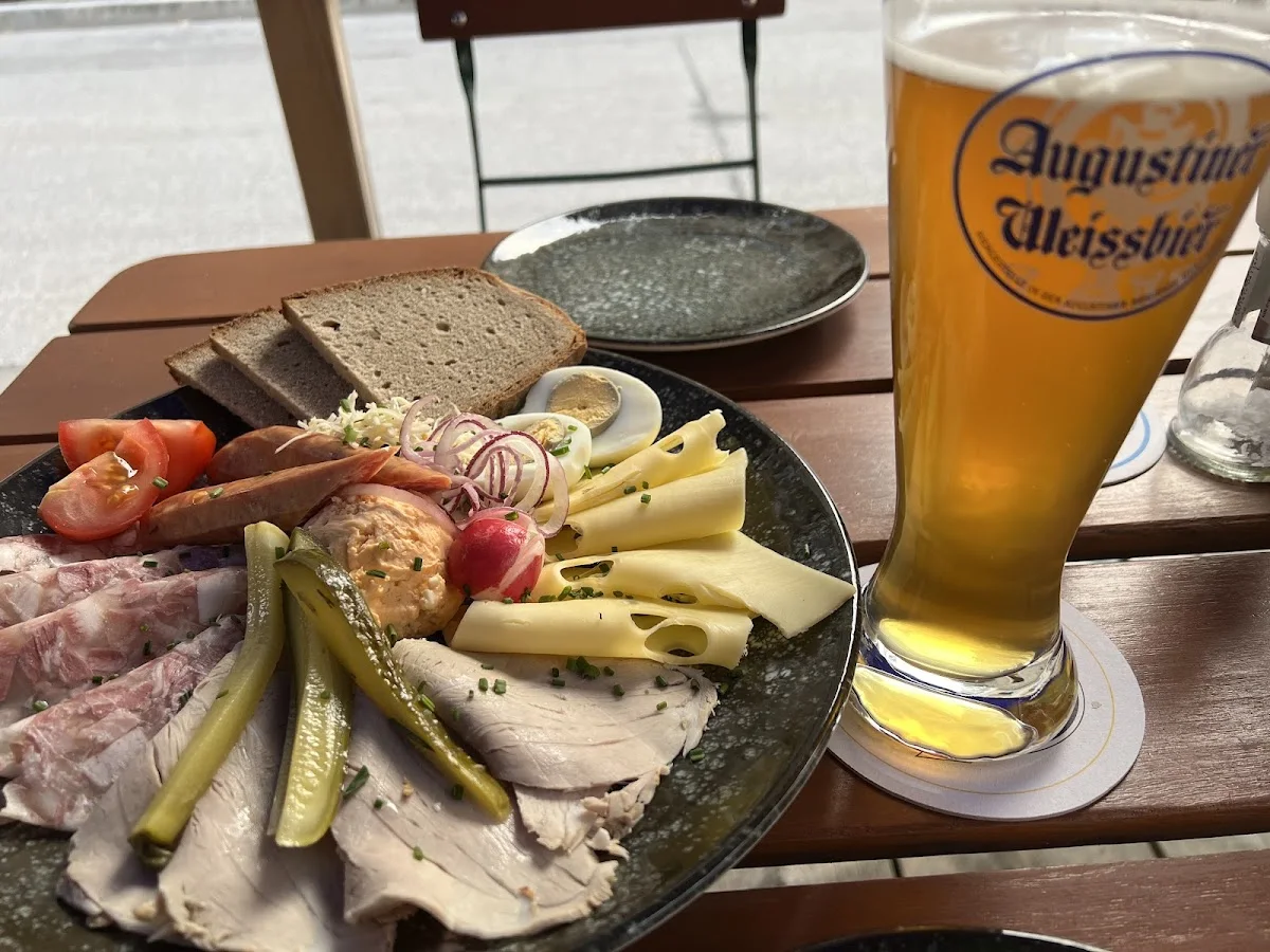 Zur Festwiese – Essen und Trinken in München, Bayern