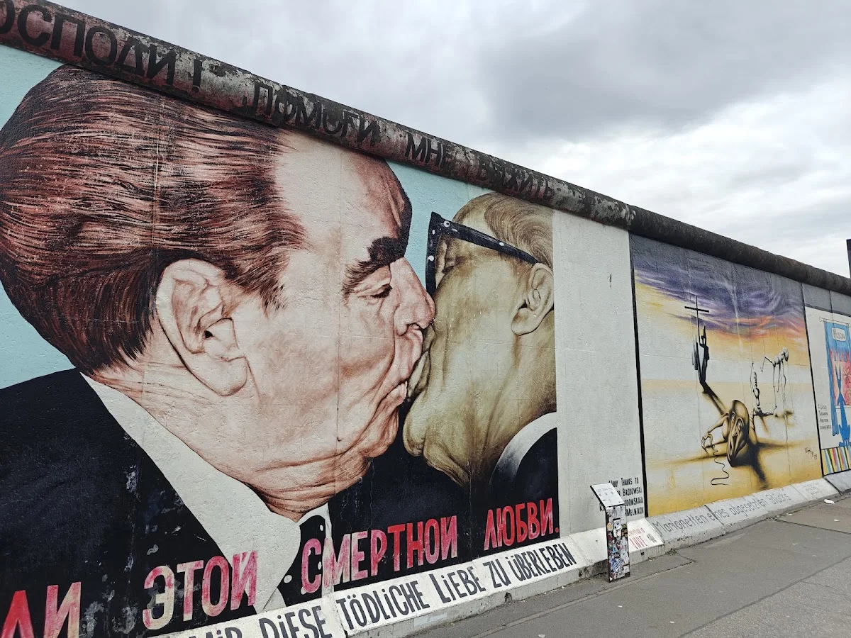 East Side Gallery – Bruderkuss : Honecker - Brezhnev in Berlin