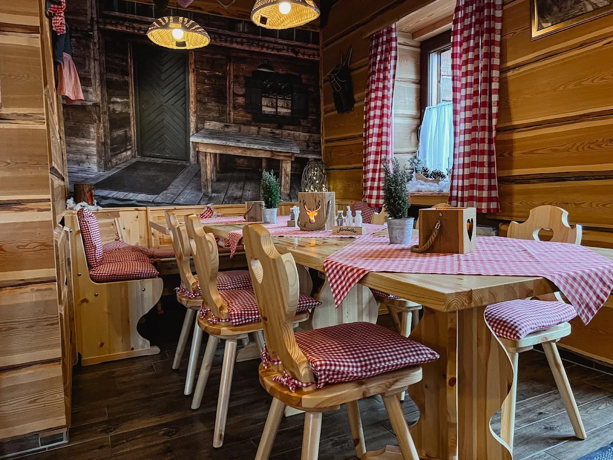 Zwutschkerl Alm, original östereichische Schmankerl – Atmosphäre in Norderstedt, Schleswig-Holstein