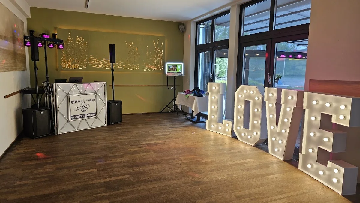 Ostsee Sound --- Ihr DJ an der Ostseeküste – Innenansichten in Rostock, Mecklenburg-Vorpommern