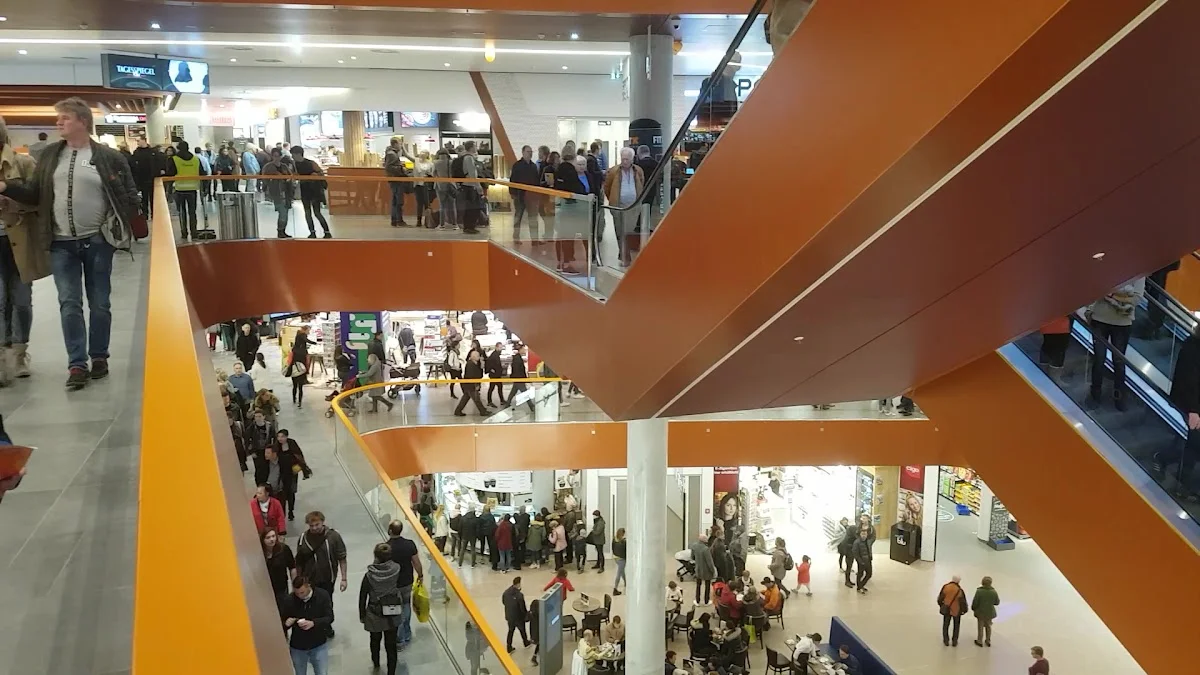 EAST SIDE MALL – Innenansichten in Berlin