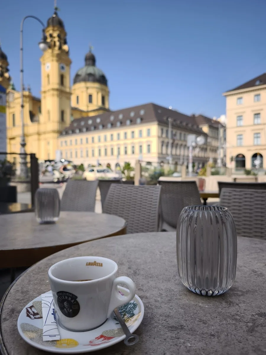 Odeonsplatz – Sehenswürdigkeit in München, Bayern