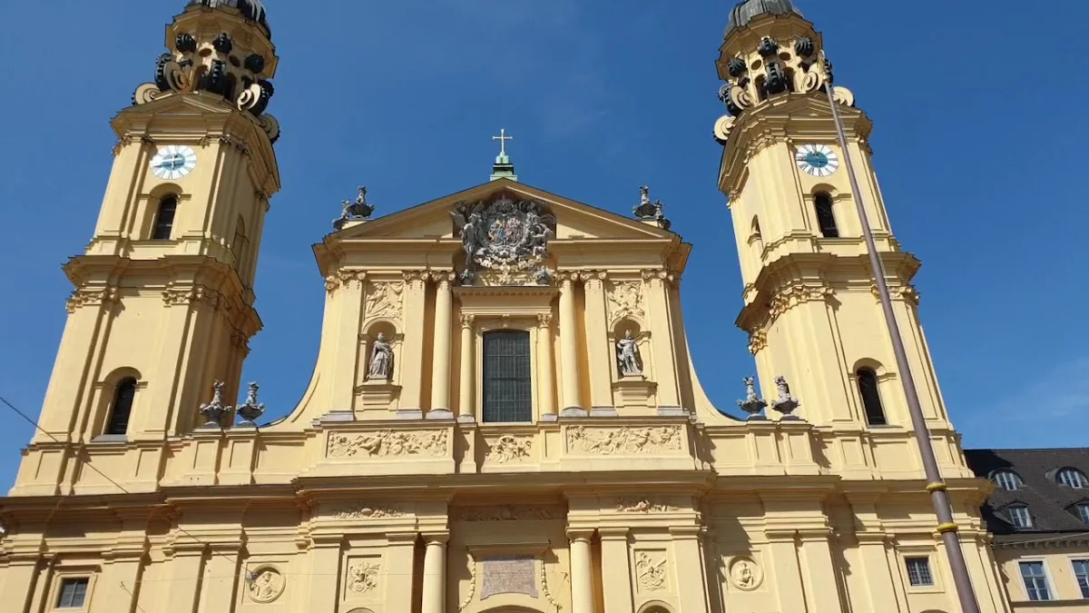Odeonsplatz – Sehenswürdigkeit in München, Bayern