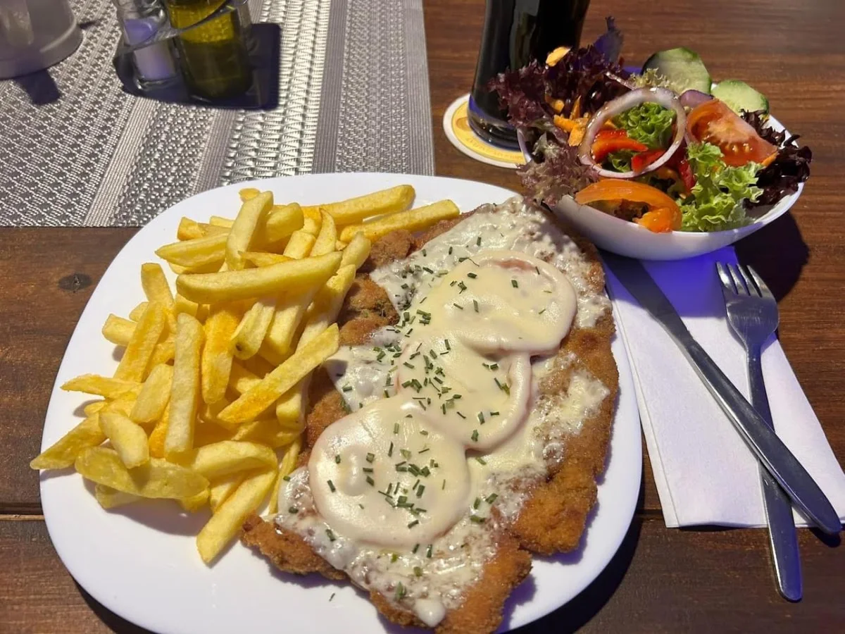 Historische Gaststätte Unterm Rain – Schnitzel in Straubing, Bayern