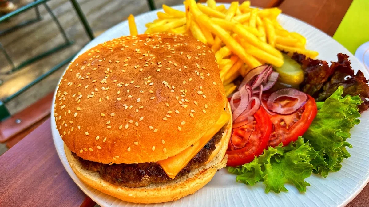 Gaststätte Alter Wirt – Hamburger in Krailling, Bayern