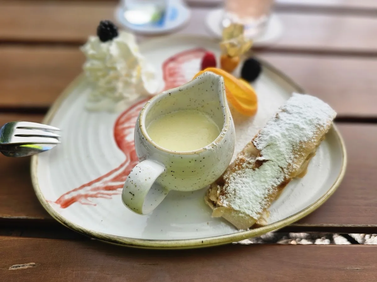 Gaststätte Alter Wirt – Apfelstrudel in Krailling, Bayern