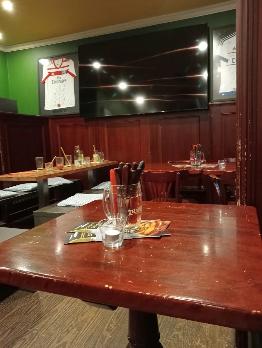 Old MacDonald Burger-Restaurant, Biergarten und Sportsbar – Atmosphäre in Hamburg