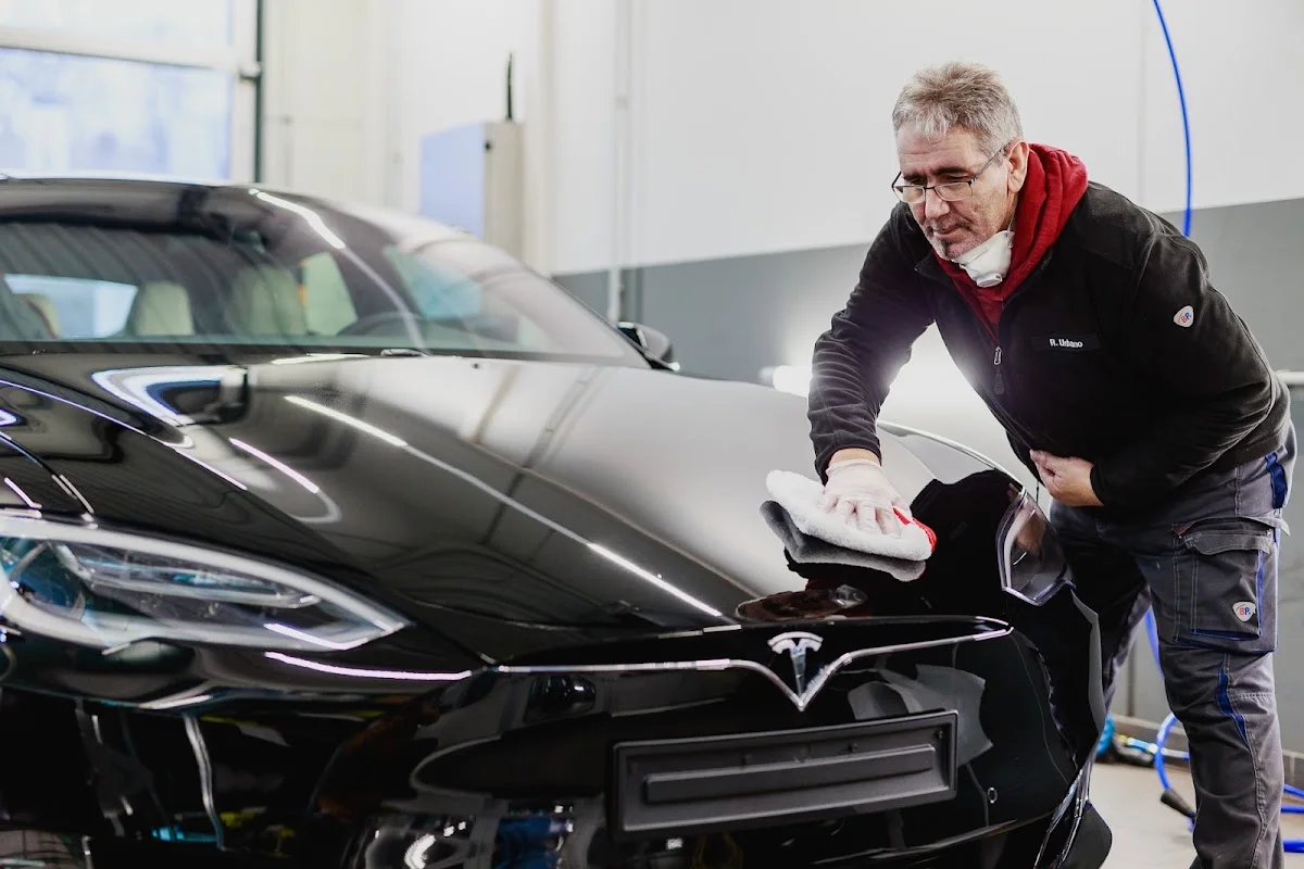 Hiltscher Tesla & NIO Approved Bodyshop – Vom Inhaber in Bergisch Gladbach, Nordrhein-Westfalen