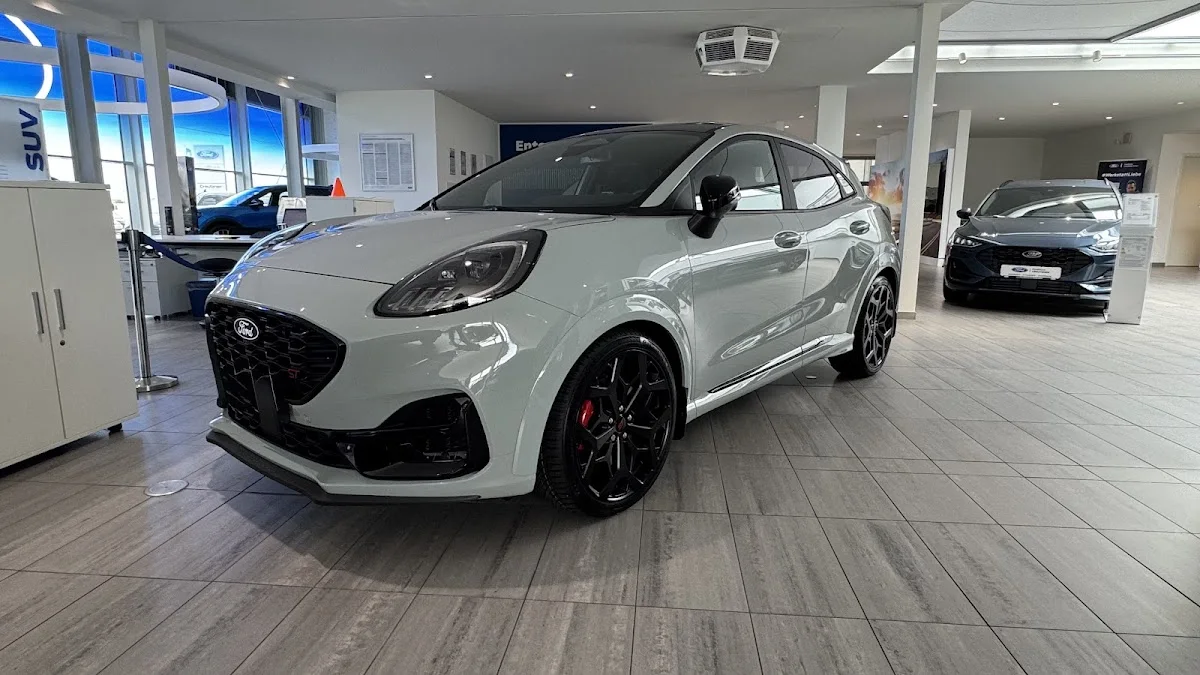 FordStore Creutzner – Innenansichten in Erftstadt, Nordrhein-Westfalen
