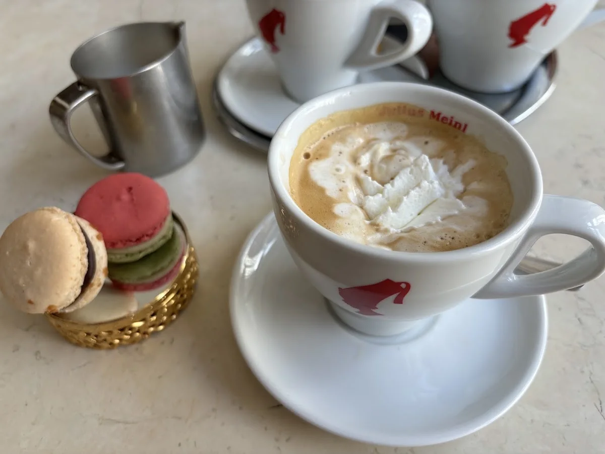 Roncalli Grand Café – Cappuccino in Hamburg